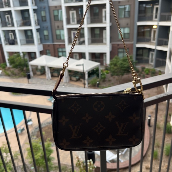 Louis Vuitton - Picture 4 of 5